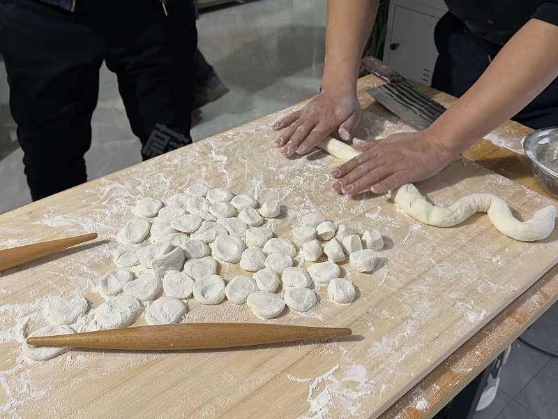 共包饺子庆冬至，凝聚力量展温情