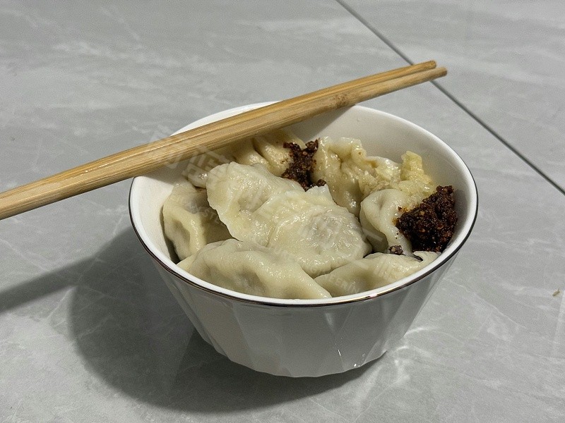 共包饺子庆冬至，凝聚力量展温情