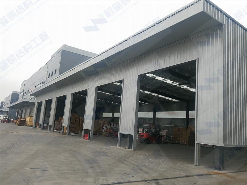 别再被<i style='color:red'>钢结构房屋</i>造价忽悠了！一平多少钱，看完这篇就明白！