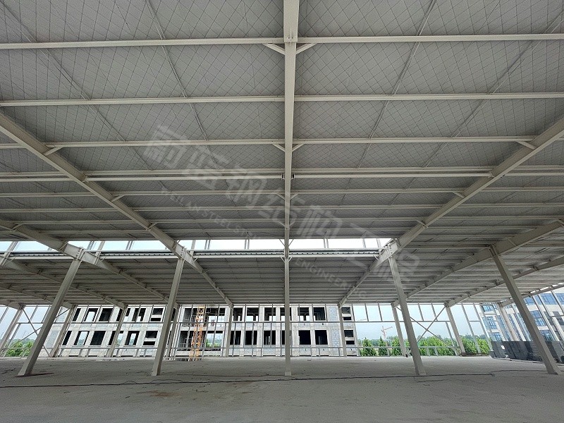 冬季施工注意事项：钢结构厂房焊接与材料存储要点