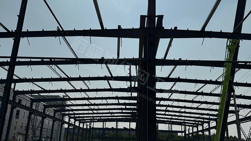 8000平钢结构厂房如何设计采光与通风才能更节能？