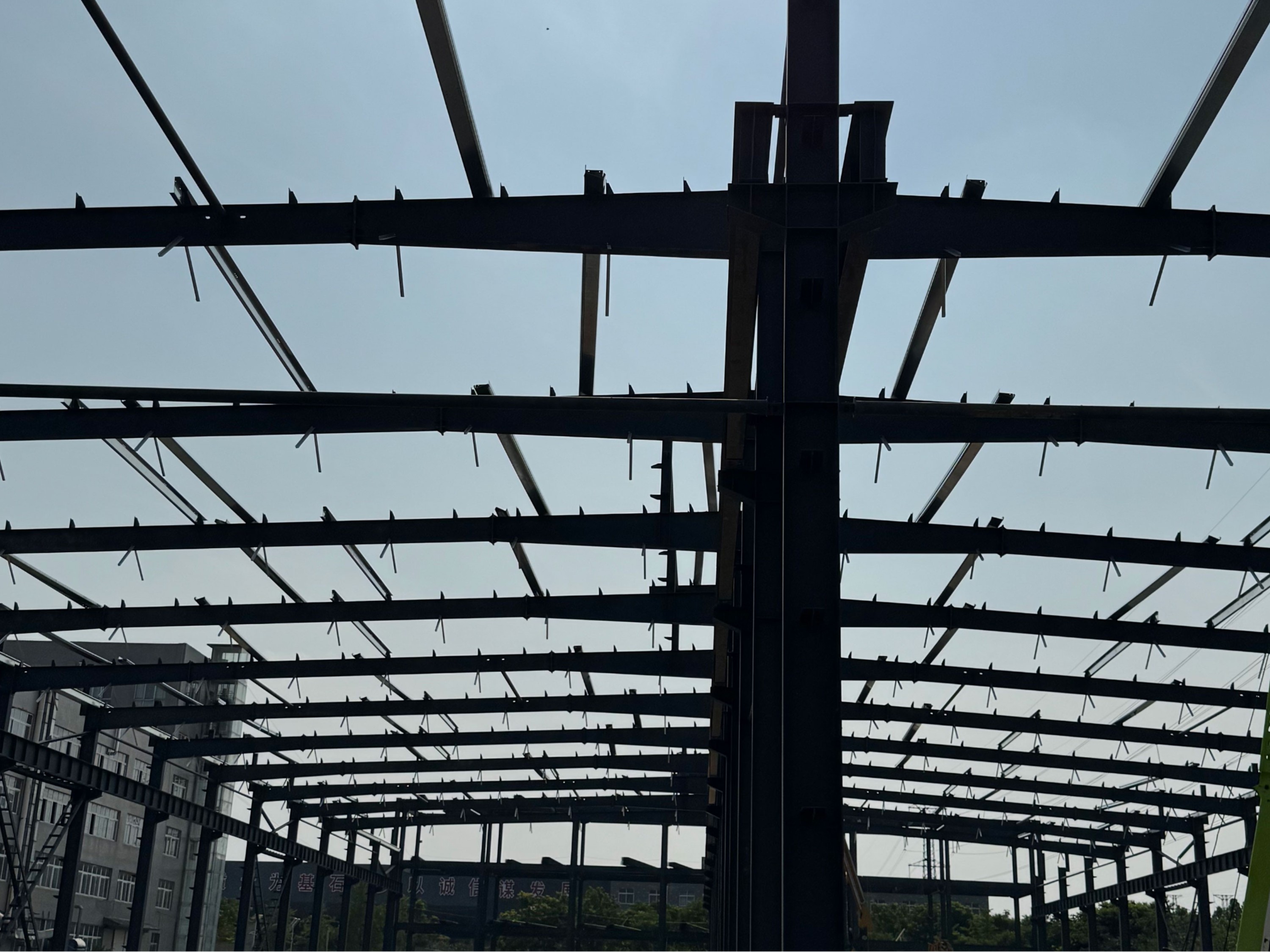 8000平钢结构厂房如何设计采光与通风才能更省钱？