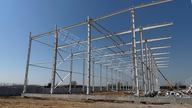 钢结构厂房土建造价包含哪些？地面、附属设施成本解析