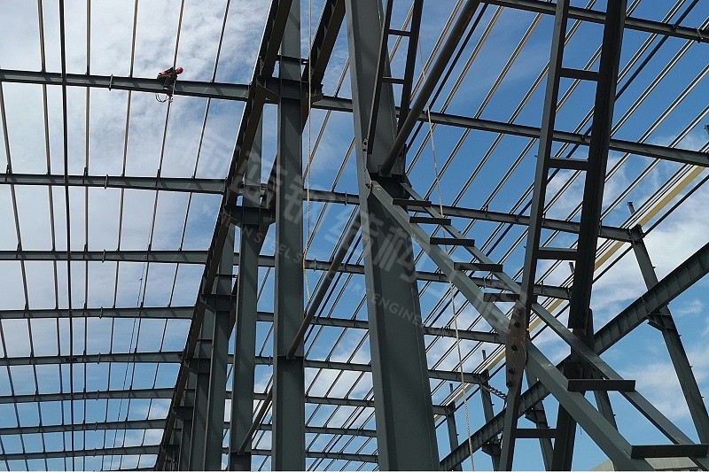 钢结构厂房土建造价包含哪些？地面、附属设施成本解析