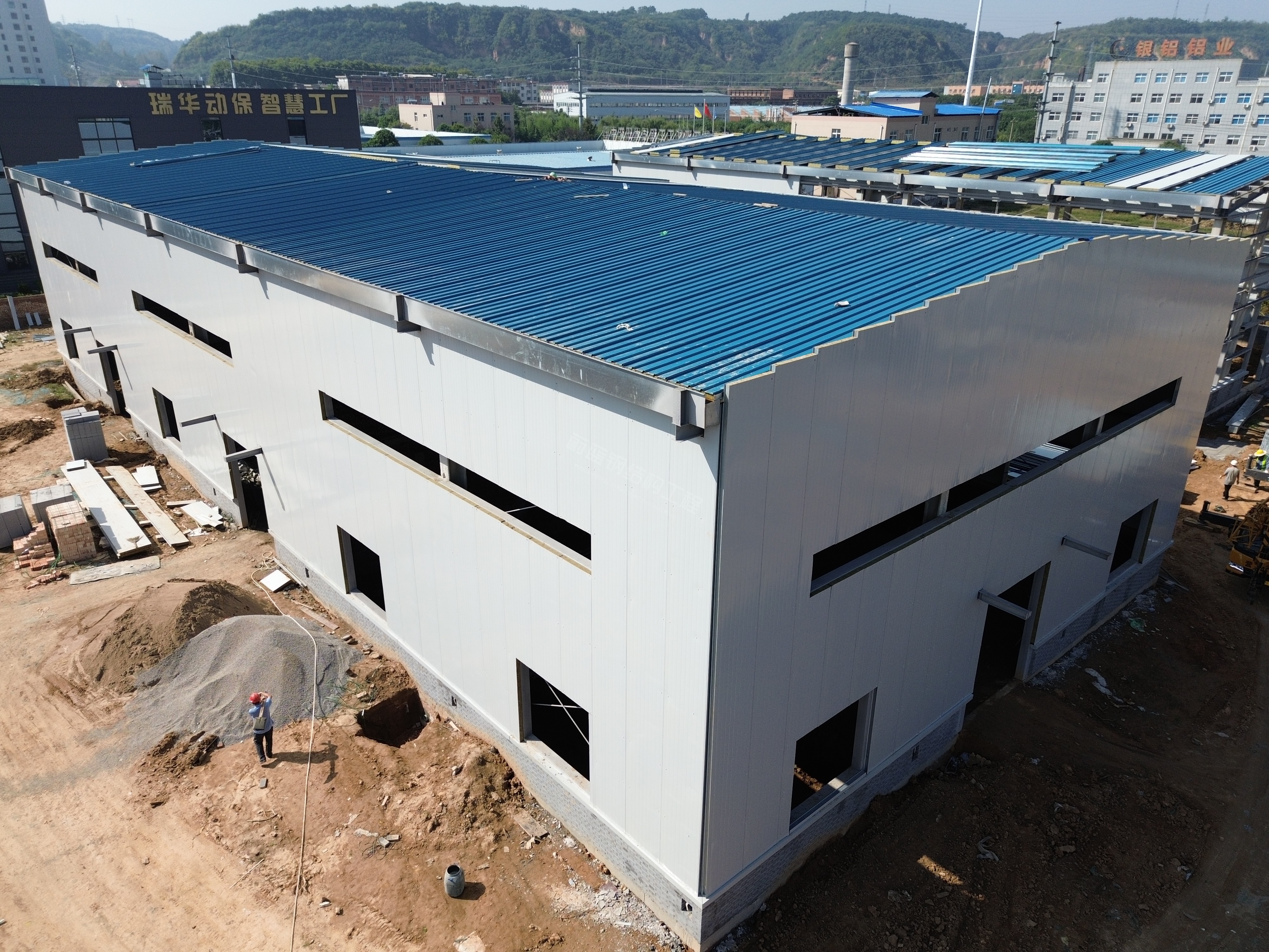 钢结构百科：钢结构厂房彩钢板檐口收边工序流程