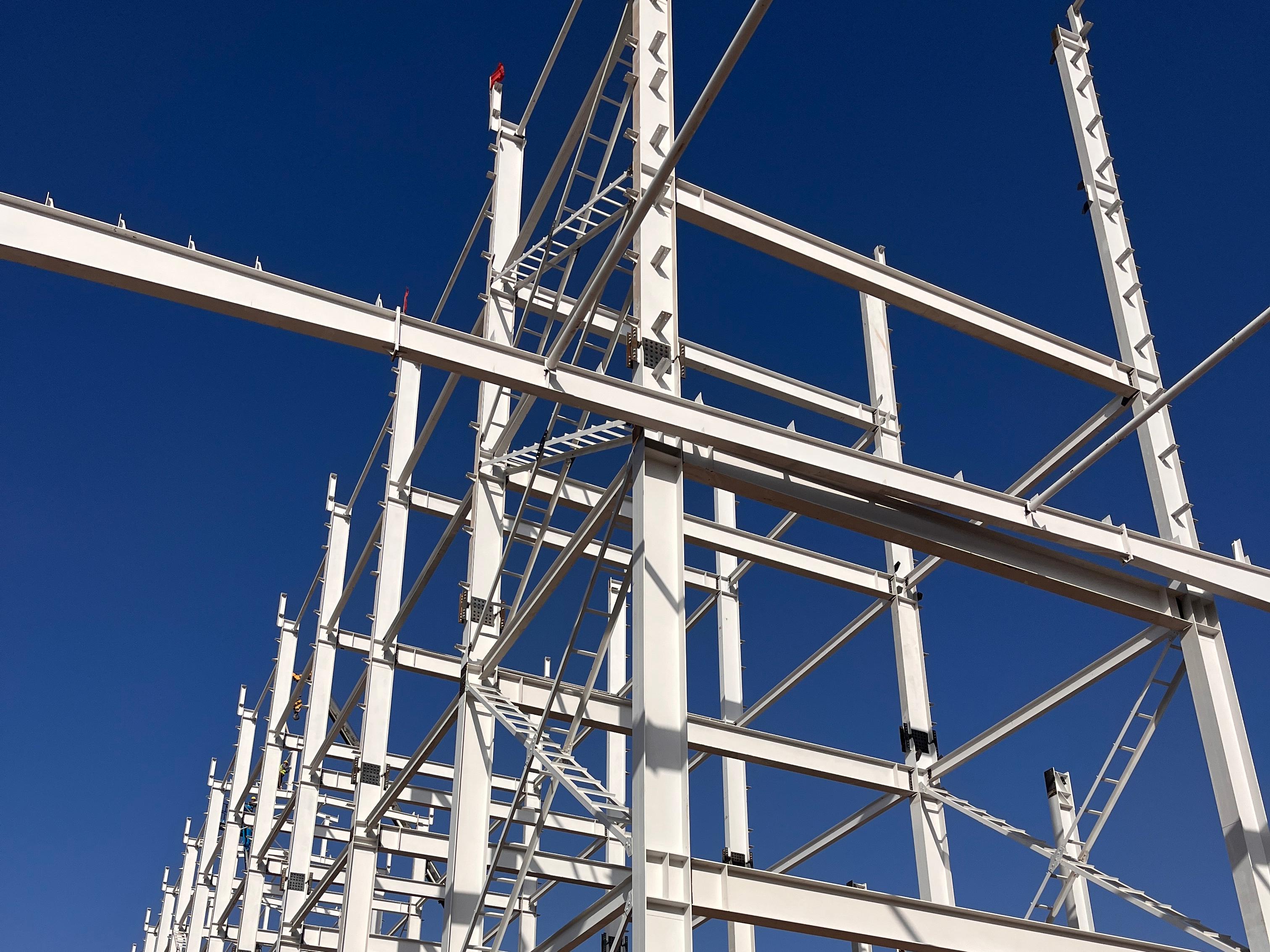 蔚蓝钢构百科：钢结构厂房使用中出现异响，需要检查哪些构件？