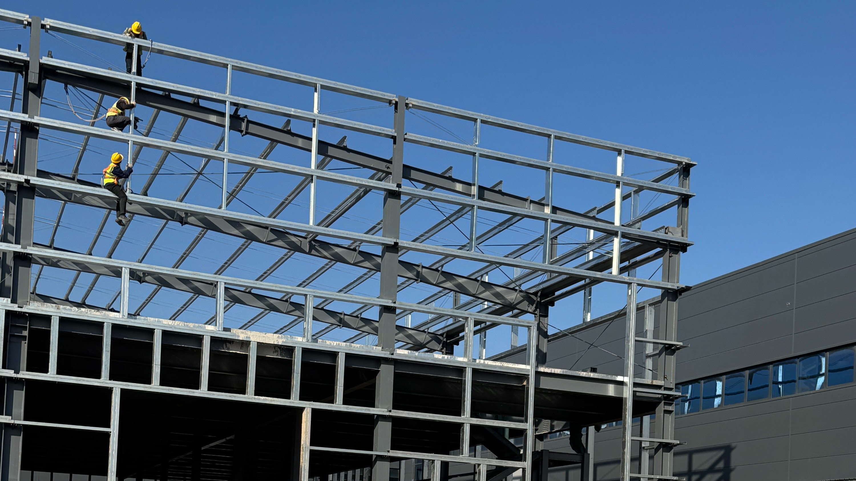 三万平钢结构厂房造价解析：高荷载、大跨度的成本构成