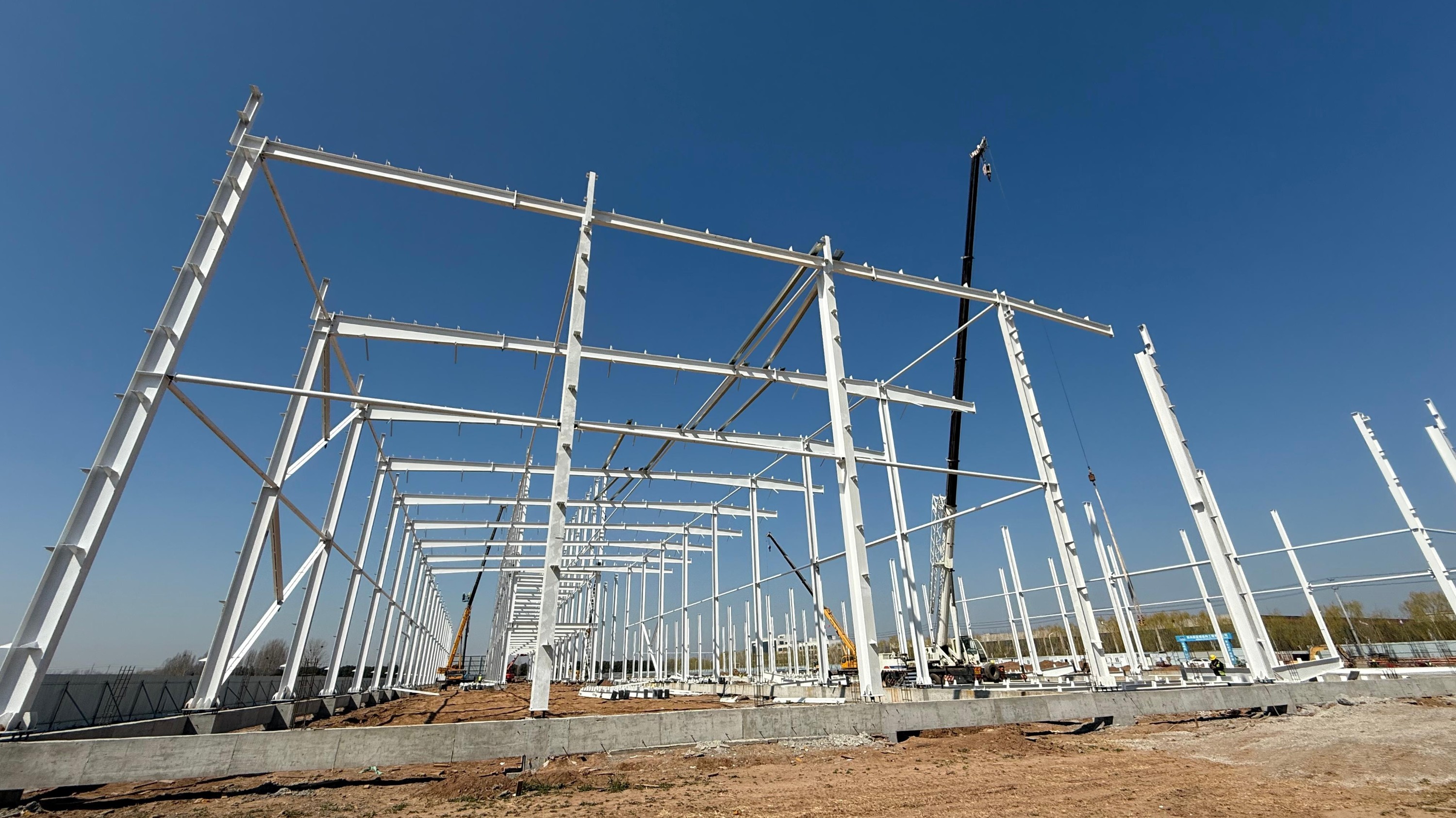 2026年单层钢结构厂房一平多少钱（含常见跨度与高度价格）