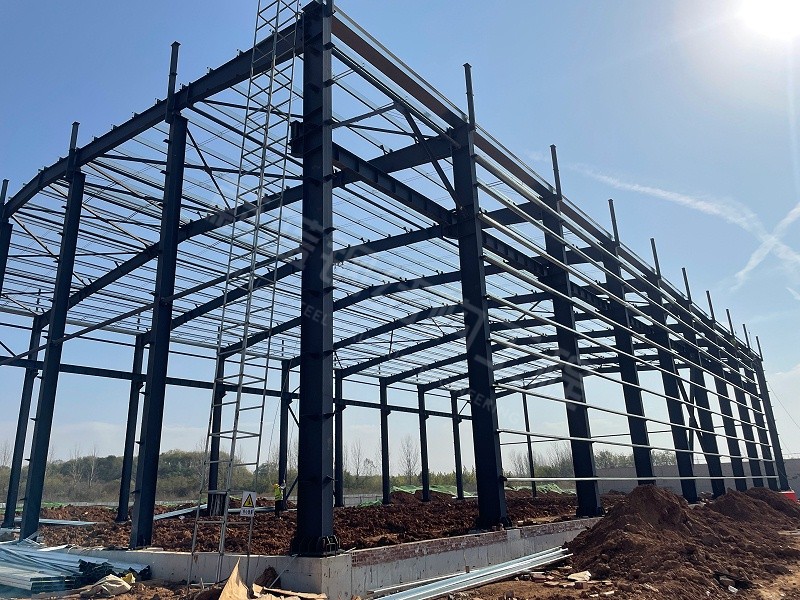 一万平钢结构仓库与普通砖混仓库相比，哪个更划算？