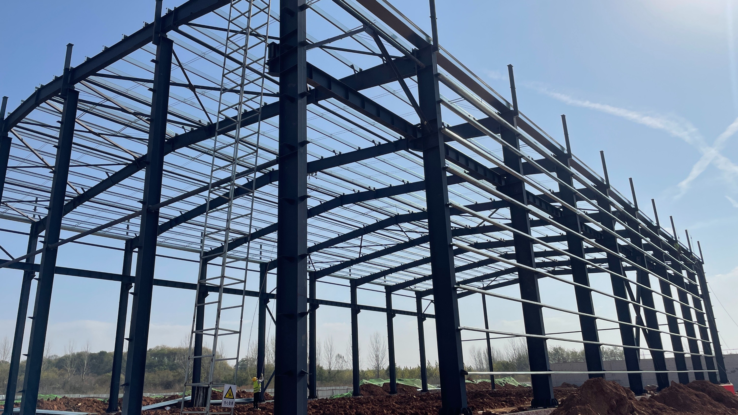 双层钢结构厂房性价比更高？层高、荷载与成本分析