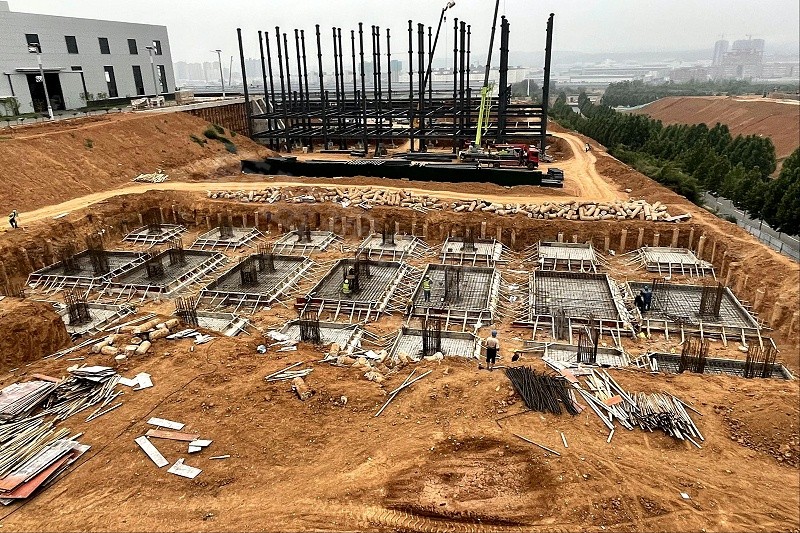 钢结构厂房多少钱一平方？Q355B 钢材厂房真实报价参考