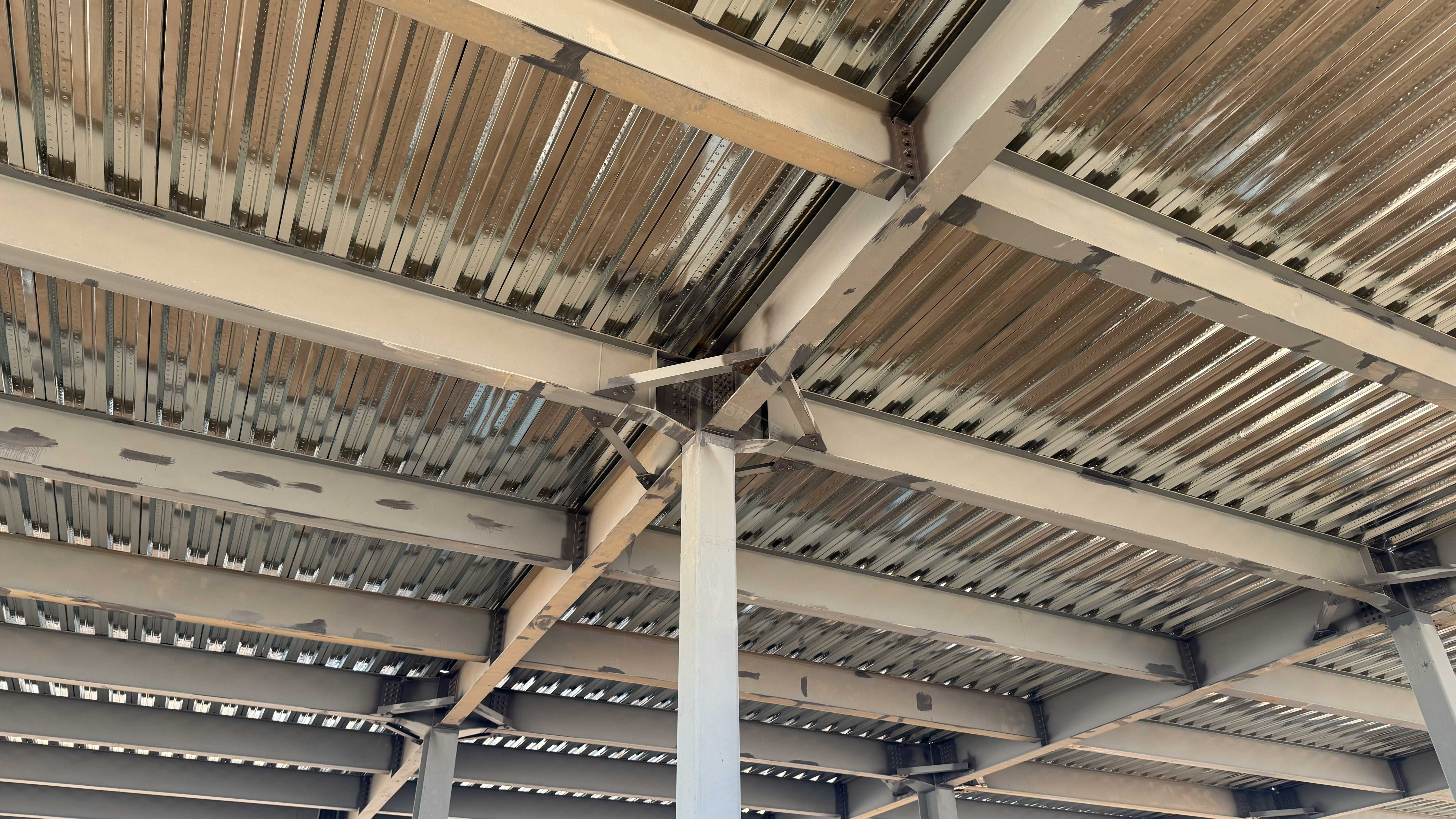 两万平钢结构厂房要用多少吨钢材？造价多少？