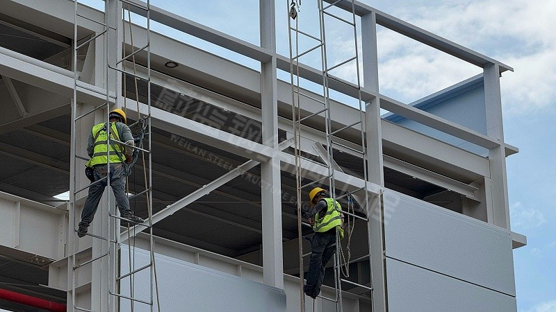 两万平钢结构厂房要用多少吨钢材？造价多少？