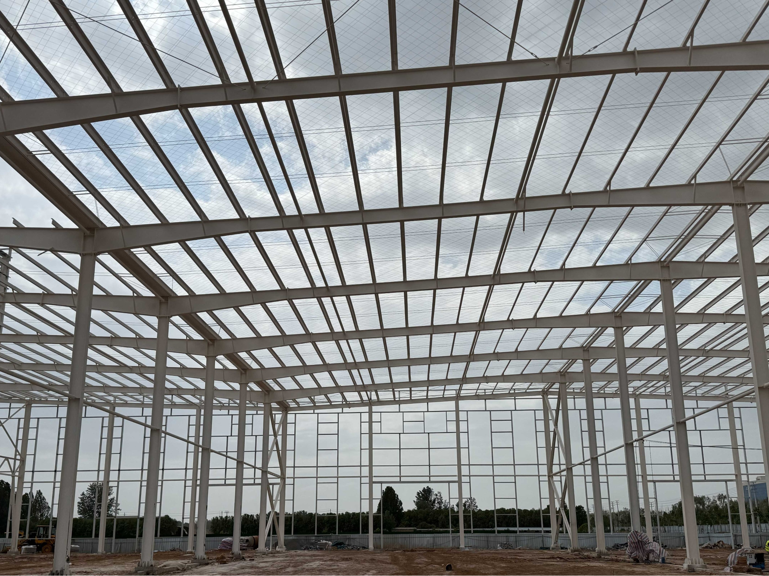 两万平钢结构厂房要用多少吨钢材？造价多少？