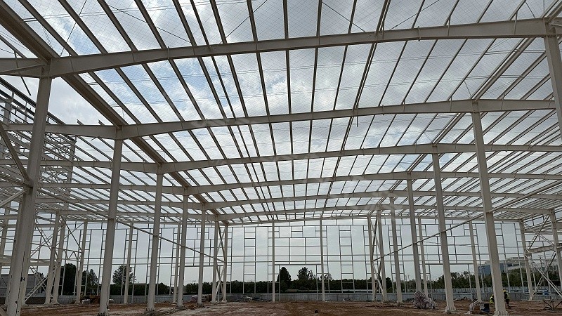 两万平钢结构厂房要用多少吨钢材？造价多少？