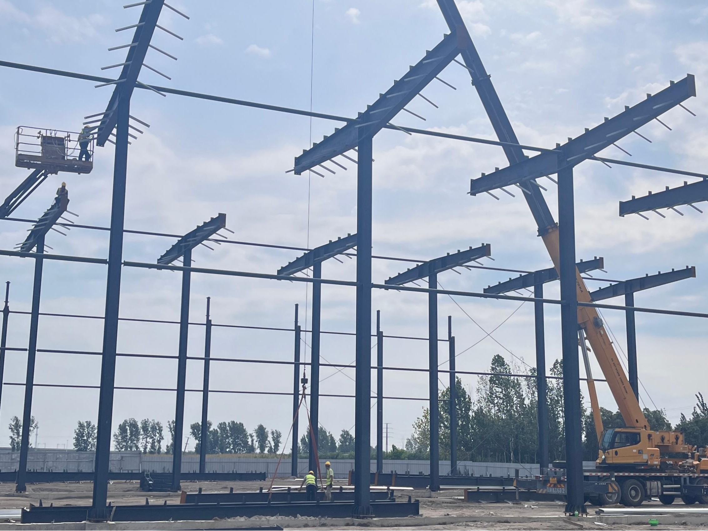 钢结构厂房钢梁钢柱如何施工？全程解析