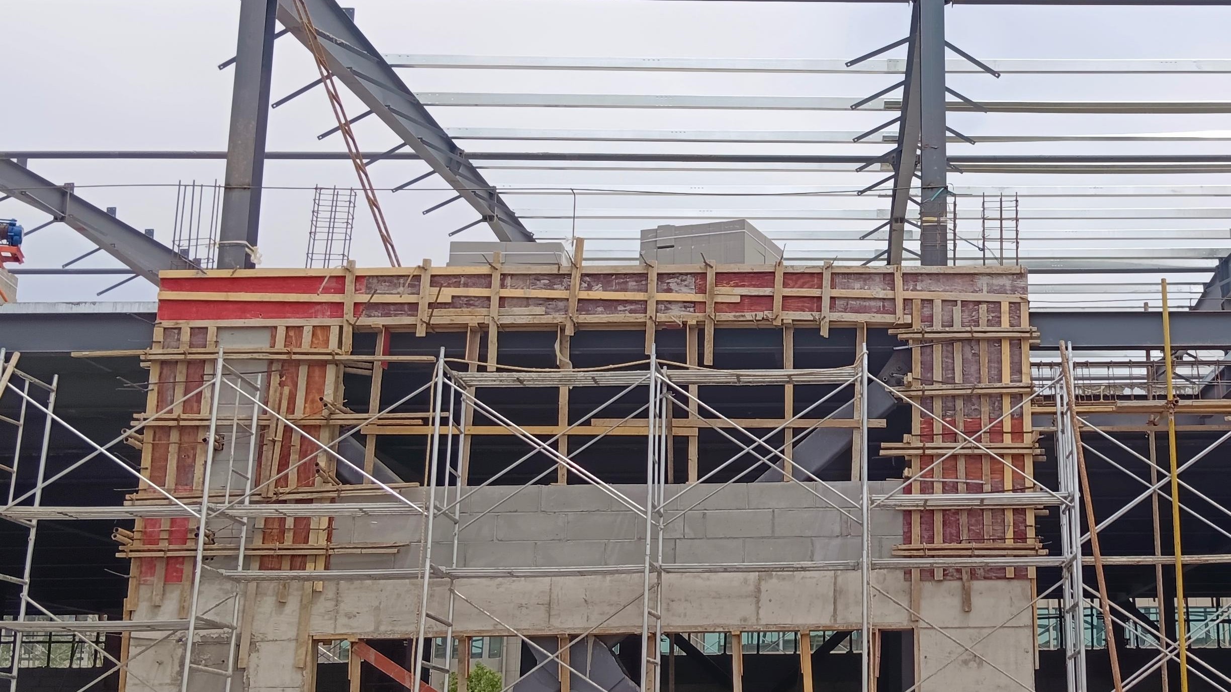 钢结构厂房维护系统设计：屋面板与墙面板选型及连接技术