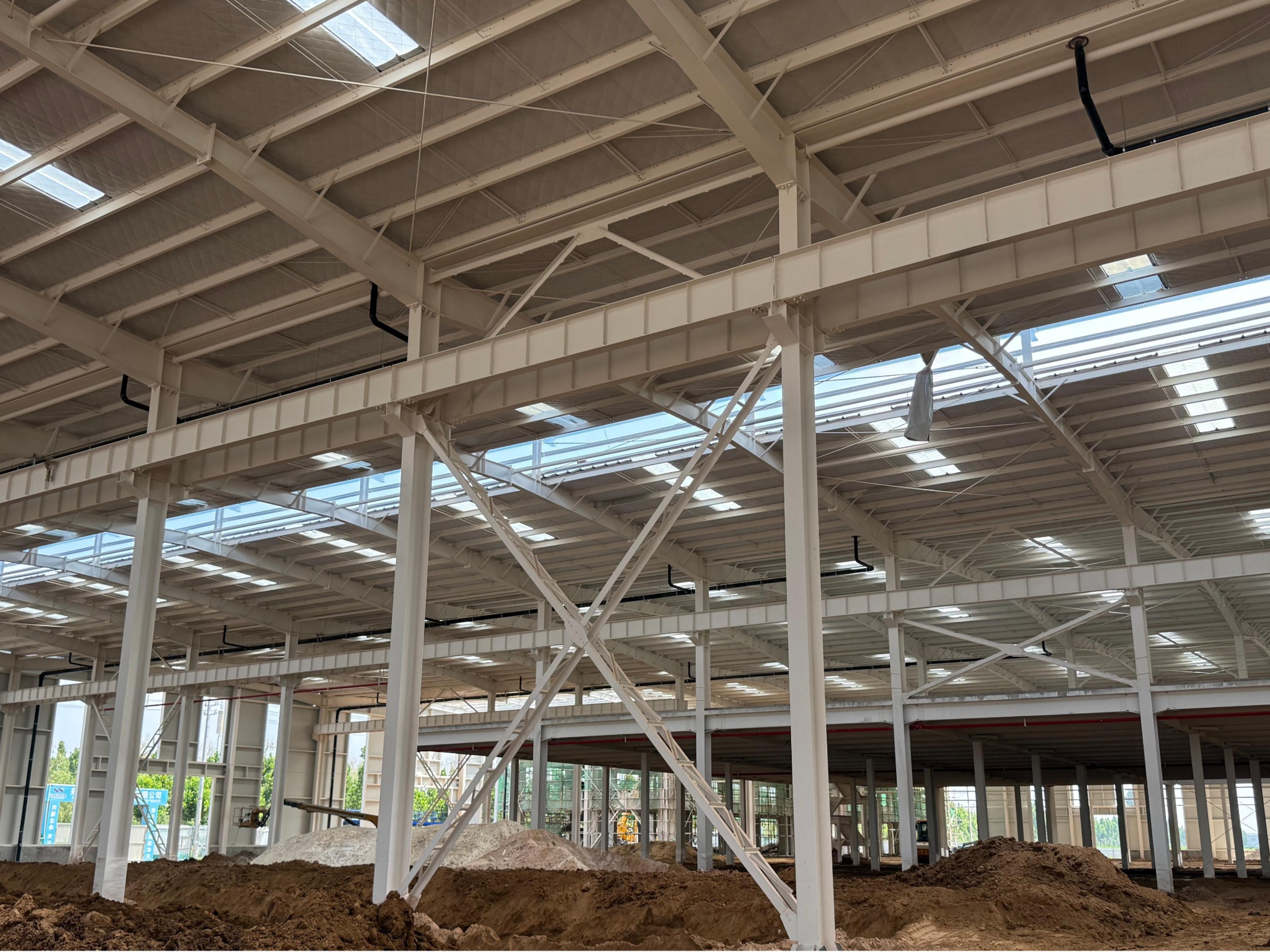 钢结构厂房找工程总包还是分包：哪种模式省心省钱？