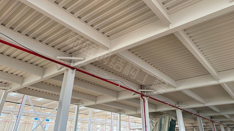 钢结构厂房找工程总包还是分包：哪种模式省心省钱？