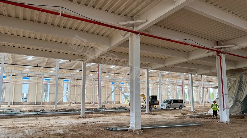 钢结构厂房找工程总包还是分包：哪种模式省心省钱？