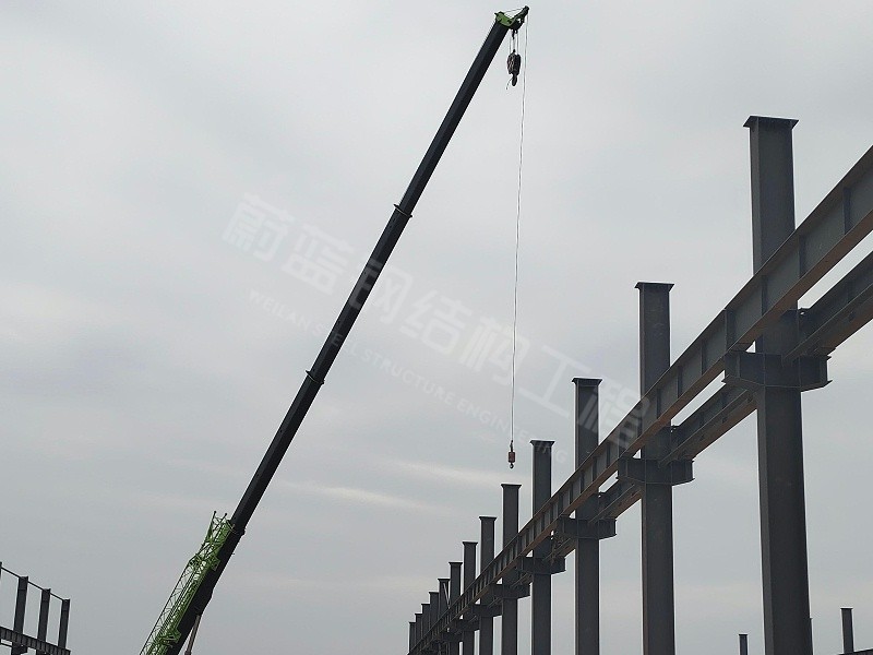 钢结构工业厂房施工现场常见问题：钢结构构件变形如何校正与预防？