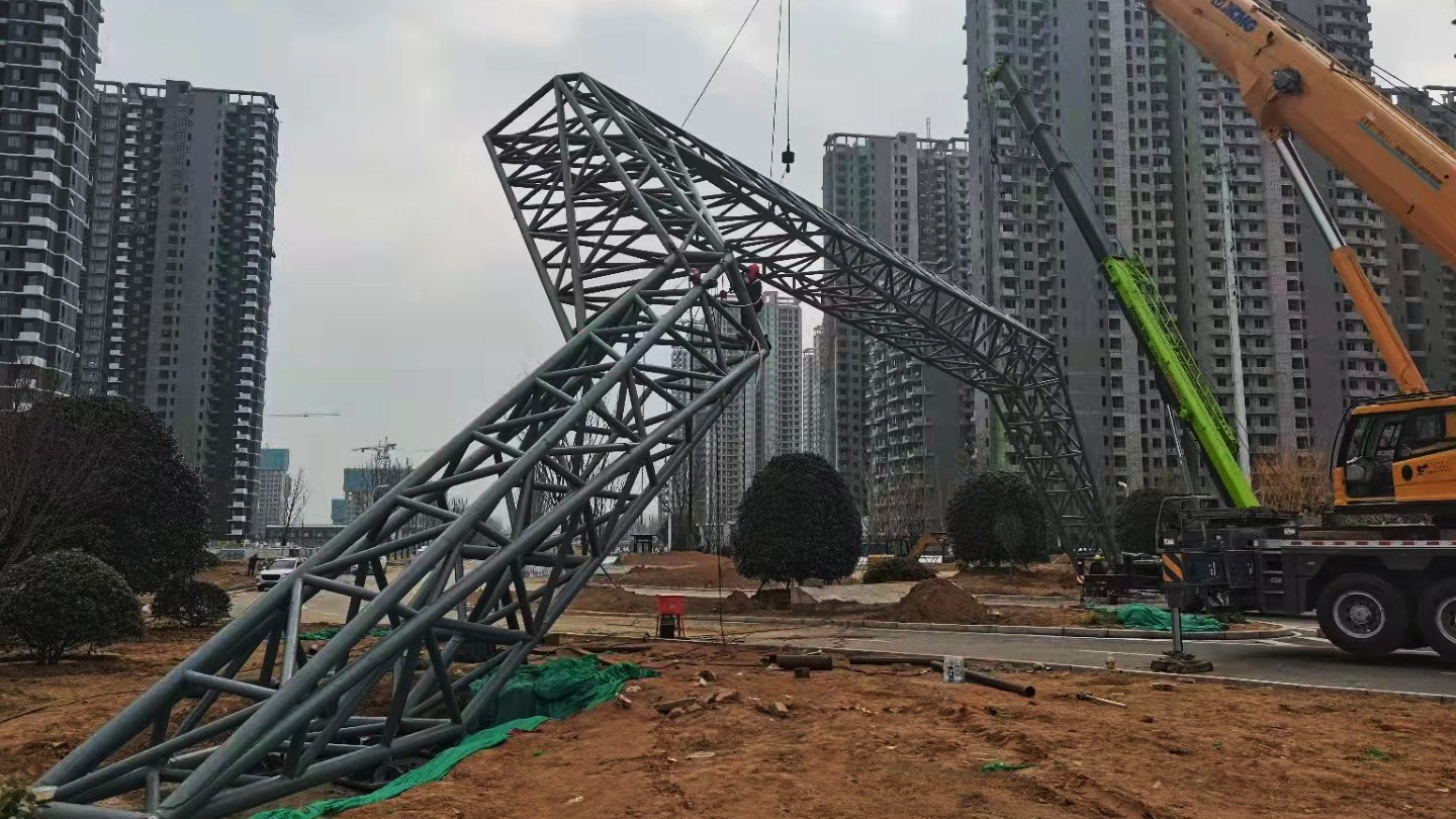 郑州瀚海航城：异形钢结构大门