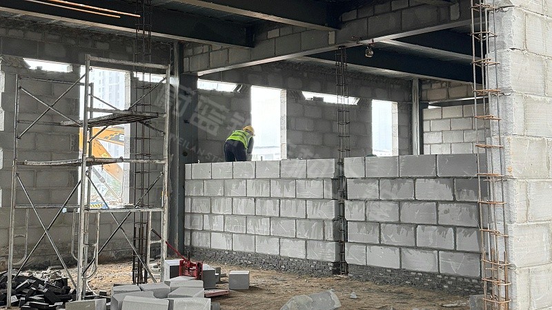 民营企业建设钢结构厂房多少钱一平？