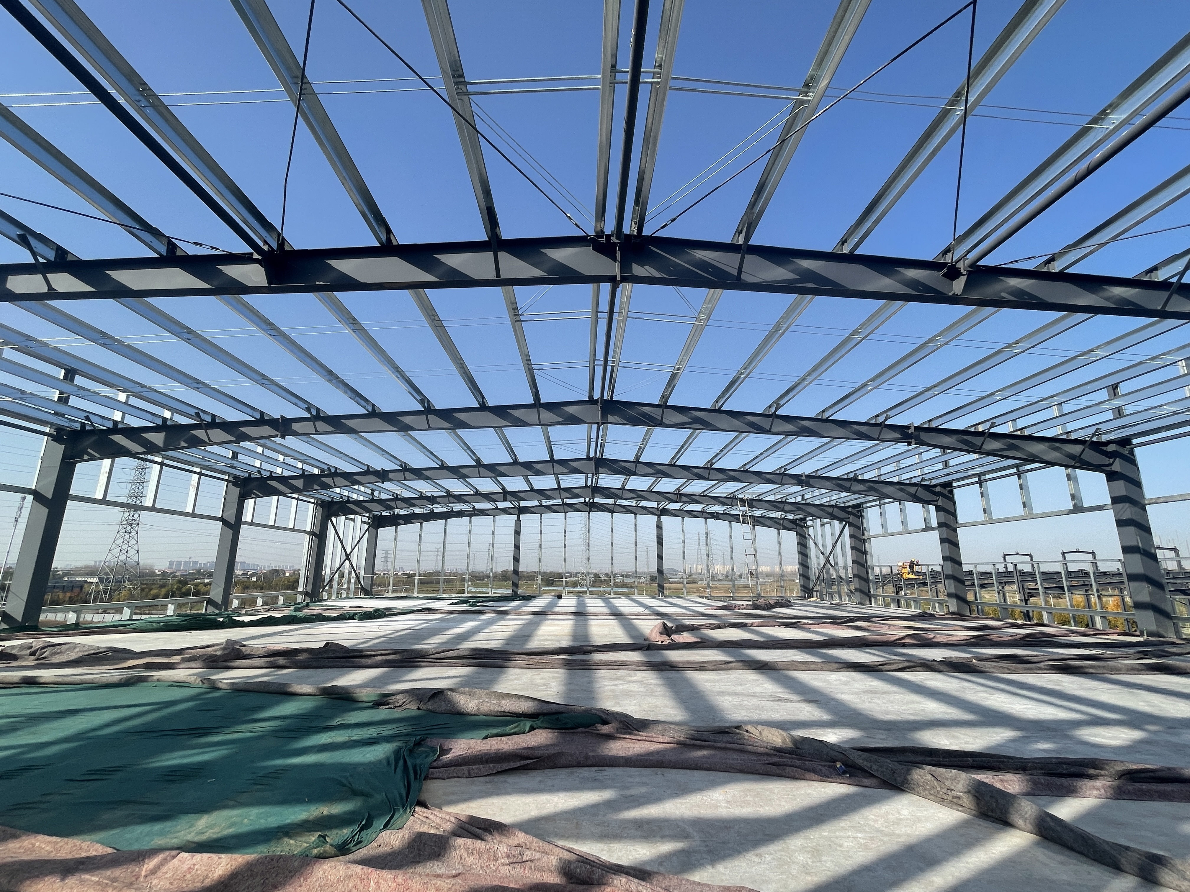 洛阳钢结构厂房施工，外包施工队和正规公司到底差在哪？