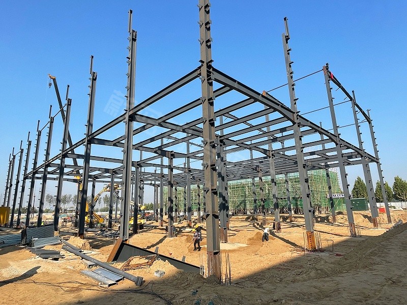 洛阳三万平钢结构厂房施工厂家怎么选？