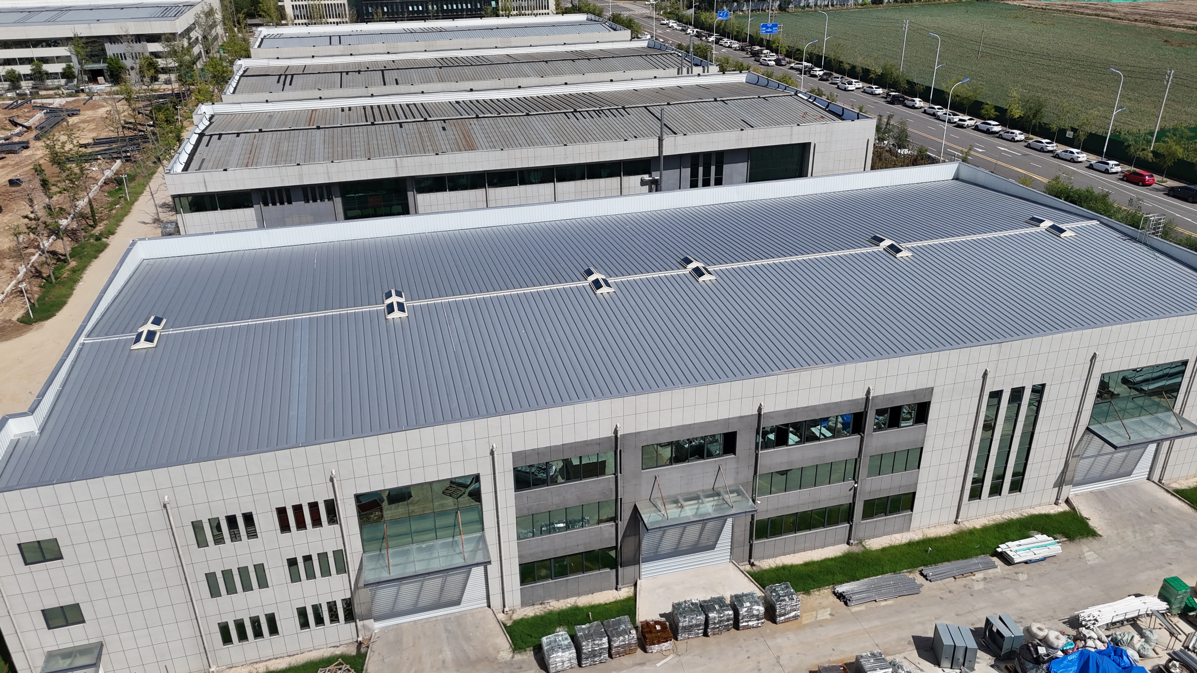 建厂房选钢结构工程公司，哪些要素是关键？